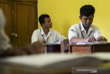 Pelajar tunanetra mengikuti Ujian Nasional Berbasis Kertas dan Pensil (UNKP) di Sekolah Luar Biasa Negeri (SLBN) A Kota Bandung, Jawa Barat, Senin (1/4/2019). Sebanyak 13 peserta didik tunanetra mengikuti ujian tersebut yang berlangsung dari tanggal 1, 2 dan 4 April 2019. ANTARA JABAR/M Agung Rajasa/agr