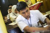 Pelajar tunanetra mengikuti Ujian Nasional Berbasis Kertas dan Pensil (UNKP) di Sekolah Luar Biasa Negeri (SLBN) A Kota Bandung, Jawa Barat, Senin (1/4/2019). Sebanyak 13 peserta didik tunanetra mengikuti ujian tersebut yang berlangsung dari tanggal 1, 2 dan 4 April 2019. ANTARA JABAR/M Agung Rajasa/agr
