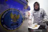 Petugas Badan Narkotika Nasional (BNN) melakukan pemeriksaan urine pegawai Pengadilan Negeri (PN) di kantor PN Lhokseumawe, Aceh, Senin (1/4/2019). Pemeriksaan urine PNS dan tenaga honorer PN kelas 1B tersebut bentuk pengawasan Kesehatan serta upaya melakukan Pencegahan Pemberantasan Penyalahgunaan dan Peredaran Gelap Narkoba (P4GN) di lingkungan PNS Mahkamah Agung RI di Aceh. (Antara Aceh/Rahmad)
