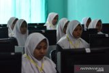 Siswa SMA Darul Ulum I Uggulan mengikuti Ujian Nasional Berbasis Komputer (UNBK) hari pertama di Rejoso, Kecamata Peterogan, Jombang, Jawa Timur, Senin (1/4/2019). UNBK di Jombang diikuti sebanyak 9.351 siswa Sekolah Menengah Atas (SMA) dan 10.029 siswa Madrasah Aliyah (MA) mulai 1,2,4 dan 8 April 2019. Antara Jatim/Syaiful Arif/zk.