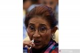 Susi Pudjiastuti memakai lipstik