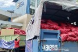 Petugas bersiap mendiatribusikan bawang merah hasil peindakan kanwil Bea dan Cukai di Banda Aceh, Selasa, (2/4/2019). Kanwil Bea dan Cukai Aceh selama tahun 2019 menggagalkan sebanyak 90 ton bawang merah yang diselundupkan dari Malaysia ke Aceh yang kemudian dihibahkan kepada masayarakt prasejahtera di sejumlah kabupaten/kota di Aceh. (Antara Aceh/Ampelsa)