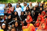 Menteri Kelautan dan Perikanan Susi Pudjiastuti (kiri) bersama Bupati Banyuwangi Abdullah Azwar Anas (kedua kiri) memberikan edukasi kepada anak-anak ne;ayan di Bangsring, Banyuwangi, Jawa Timur, Selasa (2/4/2019). Kunjungan kerja Menteri Susi ke Banyuwangi tersebut, selain diisi dengan kegiatan Marine Education bersama anak-anak nelayan dan melepasliarkan hiu hasil penangkaran akibat tersangkut jaring nelayan juga berpesan untuk merawat laut dengan cara menangkap ikan yang ramah lingkungan dan tidak membuang sampah plastik di lautan. Antara Jatim/Budi Candra Setya/ZK