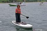 Menteri Kelautan dan Perikanan Susi Pudjiastuti bermain Paddle di Pantai Bangsring, Banyuwangi, Jawa Timur, Selasa (2/4/2019). Menteri Susi mengapresiasi nelayan setempat yang mampu merubah mindset dari semula menjadi pengebom ikan saat ini berubah menjadi kawasan wisata konservasi. Antara Jatim/Budi Candra Setya/ZK