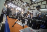 Pengunjung memperhatikan senjata buatan PT Pindad saat pameran pengembangan industri pertahanan di Aula Barat Institut Teknologi Bandung (ITB), Jawa Barat, Selasa (2/4/2019). Pameran pengembangan pertahanan yang diikuti oleh industri pertahanan dalam Negeri tersebut digelar dalam rangka pemerataan teknologi pertahanan di wilayah NKRI. ANTARA JABAR/Raisan Al Farisi/agr