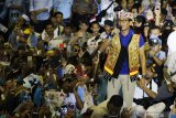 Cawapres nomor urut 02 Sandiaga Uno berorasi saat menggelar kampanye terbuka di GOR Pangsuma Pontianak, Kalimantan Barat, Selasa (2/4/2019). Dalam kampanye terbuka tersebut Sandiaga Uno menjanjikan akan mewujudkan swasembada pangan jika terpilih pada Pemilu 17 April 2019 mendatang. ANTARA FOTO/HS Putra/jhw