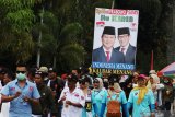 Para pendukung Prabowo-Sandi mendatangi lokasi kampanye terbuka yang digelar Cawapres nomor urut 02 Sandiaga Uno di GOR Pangsuma Pontianak, Kalimantan Barat, Selasa (2/4/2019). Dalam kampanye terbuka tersebut Sandiaga Uno menjanjikan akan mewujudkan swasembada pangan jika terpilih pada Pemilu 17 April 2019 mendatang. ANTARA FOTO/HS Putra/jhwANTARA FOTO/HS PUTRA (ANTARA FOTO/HS PUTRA)