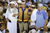 Cawapres nomor urut 02 Sandiaga Uno (ketiga kanan) bergandengan tangan bersama sejumlah tokoh agama dan adat Pontianak saat menggelar kampanye terbuka di GOR Pangsuma Pontianak, Kalimantan Barat, Selasa (2/4/2019). Dalam kampanye terbuka tersebut Sandiaga Uno menjanjikan akan mewujudkan swasembada pangan jika terpilih pada Pemilu 17 April 2019 mendatang. ANTARA FOTO/HS Putra/jhw