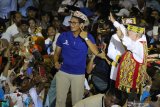 SANDIAGA KAMPANYE TERBUKA DI PONTIANAK. Cawapres nomor urut 02 Sandiaga Uno (kiri) memperlihatkan peci bermotif Dayak yang diterima dari pendukungnya saat menggelar kampanye terbuka di GOR Pangsuma Pontianak, Kalimantan Barat, Selasa (2/4/2019). Dalam kampanye terbuka tersebut Sandiaga Uno menjanjikan akan mewujudkan swasembada pangan jika terpilih pada Pemilu 17 April 2019 mendatang. ANTARA FOTO/HS Putra/jhw