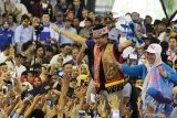 SANDIAGA KAMPANYE TERBUKA DI PONTIANAK. Cawapres nomor urut 02 Sandiaga Uno (ketiga kanan) menyapa pendukungnya saat menggelar kampanye terbuka di GOR Pangsuma Pontianak, Kalimantan Barat, Selasa (2/4/2019). Dalam kampanye terbuka tersebut Sandiaga Uno menjanjikan akan mewujudkan swasembada pangan jika terpilih pada Pemilu 17 April 2019 mendatang. ANTARA FOTO/HS Putra/jhw