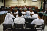 Sejumlah terdakwa mantan anggota DPRD Kota Malang menjalani sidang tuntutan kasus suap pengesahan APBD Perubahan (APBD-P) Pemerintah Kota Malang tahun anggaran 2015 sebesar Rp700 juta di Pengadilan Tindak Pidana Korupsi (Tipikor) Juanda, Sidoarjo, Jawa Timur, Selasa (2/4/2019). Jaksa Penuntut Umum menuntut 12 mantan anggota dewan tersebut dengan tuntutan bervariasi mulai dari empat sampai enam tahun penjara dan denda Rp.200 juta serta pencabutan hak politik selama lima tahun. Antara Jatim/Umarul Faruq/Zk