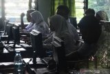  Siswa mengikuti Ujian Nasional Berbasis Komputer (UNBK) sesi kedua mata pelajaran matematika di SMA PGRI 2 Jombang, Jawa Timur, Selasa (2/4/2019). Sekitar 38 siswa di sekolah tersebut harus mengikuti UNBK susulan mata pelajaran Bahasa Indonesia pada hari pertama karena jaringan komputer terserang virus. Antara Jatim/Syaiful Arif/ZK