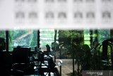 Siswa mengikuti Ujian Nasional Berbasis Komputer (UNBK) sesi kedua mata pelajaran matematika di SMA PGRI 2 Jombang, Jawa Timur, Selasa (2/4/2019). Sekitar 38 siswa di sekolah tersebut harus mengikuti UNBK susulan mata pelajaran Bahasa Indonesia pada hari pertama karena jaringan komputer terserang virus. Antara Jatim/Syaiful Arif/ZK