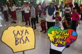 Sejumlah anak penderita Autisme melakukan senam bersama saat memperingati hari autisme Internasional di Kudus, Jawa Tengah, Selasa (2/4/2019). Peringatan Hari Autisme Sedunia yang dipringati setiap 2 April tersebut diharapkan dapat menumbuhkan kepedulian masyarakat terhadap penyandang autisme. ANTARA FOTO/Yusuf Nugroho/nym.