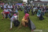 Warga bergotong royong membersihkan sampah yang diselenggarakan PT Pupuk Indonesia (Persero) menyambut HUT Kementerian BUMN Ke-21 pada acara padat karya tunai di Cimaragas, Kabupaten Ciamis, Jawa Barat, Selasa (2/4/2019). Kegiatan padat karya tunai melalui program bersih-bersih kampung sehat, perbaikan fasilitas desa, perbaikan faslitas sanitasi, penanaman 21 pohon durian dan pemberian tempat sampah melibatkan peserta padat karya tunai 500 orang untuk menghidupkan kembali semangat gotong royong, agar masyarakat bisa produktif. ANTARA JABAR/Adeng Bustomi/agr