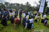 Warga bergotong royong membersihkan sampah yang diselenggarakan PT Pupuk Indonesia (Persero) menyambut HUT Kementerian BUMN Ke-21 pada acara padat karya tunai di Cimaragas, Kabupaten Ciamis, Jawa Barat, Selasa (2/4/2019). Kegiatan padat karya tunai melalui program bersih-bersih kampung sehat, perbaikan fasilitas desa, perbaikan faslitas sanitasi, penanaman 21 pohon durian dan pemberian tempat sampah melibatkan peserta padat karya tunai 500 orang untuk menghidupkan kembali semangat gotong royong, agar masyarakat bisa produktif. ANTARA JABAR/Adeng Bustomi/agr