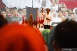 Calon Presiden nomer urut 01 Joko Widodo (Jokowi) menyampaikan orasi politik saat kampanye terbuka di Kabupaten Ngawi Jawa Timur, Selasa (2/4/2019). Kampanye Jokowi dihadiri ribuan pendukung dari Ngawi dan sejumlah daerah sekitar. Antara Jatim/Siswowidodo/ZK