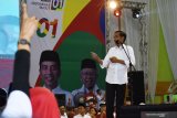 Calon Presiden nomer urut 01 Joko Widodo (Jokowi) menyampaikan orasi politik saat kampanye terbuka di Kabupaten Ngawi Jawa Timur, Selasa (2/4/2019). Kampanye Jokowi dihadiri ribuan pendukung dari Ngawi dan sejumlah daerah sekitar. Antara Jatim/Siswowidodo/Zk