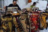 Perajin menyelesaikan pembuatan tas golf bermotif batik di industri rumahan kawasan Tanggulangin, Sidoarjo, Jawa Timur, Rabu (3/4/2019). Tas golf  bermotif batik dengan harga Rp 3 Juta dan dikirim di sejumlah wilayah Pulau Jawa tersebut bertujuan untuk mengenalkan ciri khas indonesia. Antara Jatim/Umarul Faruq/zk.