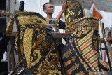 Perajin menyelesaikan pembuatan tas golf bermotif batik di industri rumahan kawasan Tanggulangin, Sidoarjo, Jawa Timur, Rabu (3/4/2019). Tas golf  bermotif batik dengan harga Rp 3 Juta dan dikirim di sejumlah wilayah Pulau Jawa tersebut bertujuan untuk mengenalkan ciri khas indonesia. Antara Jatim/Umarul Faruq/zk.