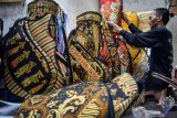 Perajin menyelesaikan pembuatan tas golf bermotif batik di industri rumahan kawasan Tanggulangin, Sidoarjo, Jawa Timur, Rabu (3/4/2019). Tas golf  bermotif batik dengan harga Rp 3 Juta dan dikirim di sejumlah wilayah Pulau Jawa tersebut bertujuan untuk mengenalkan ciri khas indonesia. Antara Jatim/Umarul Faruq/zk.