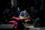 Peserta mengikuti lomba menggambar di Aula Timur Gedung Sate, Bandung, Jawa Barat, Rabu (3/4/2019). Lomba menggambar yang diikuti oleh 82 anak difabel, serta 86 kategori umum tersebut dilaksanakan dalam rangka memperingati hari autis sedunia. ANTARA JABAR/Raisan Al Farisi/agr