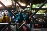 Peziarah makam KH Abdurrahman Wahid memanjatkan doa di pemakaman Pesantren Tebuireng, Jombang, Jawa Timur, Rabu (3/4/2019). Wisata religi makam Presiden RI ke-4 KH Abdurrahman Wahid atau Gus Dur setiap hari selalu ramai dikunjungi ribuan peziarah dari berbagai wilayah terutama hari libur. Antara Jatim/Syaiful Arif/zk