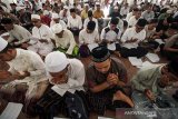 Warga mengikuti zikir dan doa bersama di Masjid Besar Al Hikmah, Cunda, Lhokseumawe, Aceh, Kamis (4/4/2019). Zikir dan doa itu diikuti seribuan jamah dari unsur Ulama, instansi pemerintah kabupaten/kota, TNI, Polri, KPU/KIP, unsur Forkopimda, para Caleg dari 12 partai nasional dan Tiga partai lokal itu dalam rangka mendoakan Pemilu Legeslatif dan Pilpres di Aceh-Indonesia pada 17 April 2019 berlangsung tertib, lancar, demokratis, aman dan kondusif. (Antara Aceh/Rahmad)