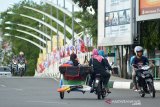 Pengemudi becak perempuan mengangkut penumpang nekad melawan arus saat melintasi jembatan Pantee Pirak, Banda Aceh, Kamis (31/3/2019) . Tindakan nekat melawan arus itu membahayakan keselamatannya dan juga keselamatan pengendaraa lainnya. (Antara Aceh/Ampelsa)