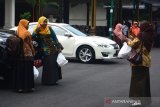 Aparatur Sipil Negara mengikuti sosialisasi pengadaan kain seragam sekolah gratis di Pemkab Jombang, Jawa Timur, Kamis (4/4/2019). Rencana Kementerian Keuangan (Kemkeu) mencairkan kenaikan gaji Pegawai Negeri Sipil (PNS) sebesar 5 persen pada awal April tertunda dan baru dapat dilakukan pada pertengahan April karena belum lengkapnya dokumen yang disampaikan oleh masing-masing kementerian dan lembaga. Kemkeu telah menyiapkan anggaran sebesar Rp 2,66 triliun untuk pembayaran gaji tersebut. Antara Jatim/Syaiful Arif/ZK