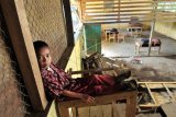 Pelajar SDN 57/II Talang Silungko II berada di dalam kelas saat menunggu waktu belajar di Bungo, Jambi, Kamis (4/4/2019). Sekolah negeri yang berada di daerah perbatasan Jambi-Sumatera Barat tersebut telah menumpang di bangunan sekolah swasta yang terbengkalai sejak tahun ajaran 2004/2005 dan hingga kini belum ada kejelasan kapan mereka akan menempati bangunan sendiri. (ANTARA FOTO)