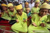 Santri Tarbiah Islamiah Mazhab Syafi'I mengikuti doa bersama di Balai Tinggi Tarbiah, Desa Kandang, Lhokseumawe, Aceh, Jumat (5/4/2019). Doa itu dalam rangka memperingati Haul ke-1236 wafat Imam Syafi'I di Provinsi Aceh. (Antara Aceh/Rahmad)