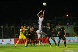 Pesepak bola Arema FC Johan Ahmat Farizi (tengah) berusaha menjangkau bola saat pertandingan leg kedua Semifinal Piala Presiden di Stadion 17 Mei Banjarmasin, Kalimantan Selatan, Jumat(5/4/2019). Di laga itu, Arema FC mengalahkan Kalteng Putra dengan skor 3:0 .Foto Antaranews Kalsel/Bayu Pratama S.