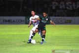 Pesepak bola Arema FC Johan Ahmat Farizi(kiri) berebut bola dengan pesepak bola Kalteng Putra Pandi Ahmad Lestaluhu (kanan) saat pertandingan leg kedua Semifinal Piala Presiden di Stadion 17 Mei Banjarmasin, Kalimantan Selatan, Jumat(5/4/2019).Arema FC kalahkan Kalteng Putra di Leg kedua semifinal Piala Presiden dengan skor 3-0.Foto Antaranews Kalsel/Bayu Pratama S.