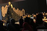 Model memperagakan busana saat LaSalle College Surabaya Creative Show 2019 di Surabaya, Jawa Timur, Kamis (4/4/2019). Busana -busana yang ditampilkan itu merupakan karya dari siswa-siswa LaSalle College Surabaya lulusan 2019. Antara Jatim/Didik Suhartono/zk