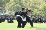 Pesilat memeragakan gerakan silat saat Pengukuhan Beladiri Militer Pencak Silat Nusantara di lapangan upacara Batalyon Para Raider 501/Bajra Yudha Madiun, Jawa Timur, Kamis (4/4/2019). Brigif Para Raider 18/Sarvatra Eva Yudha yang membawahi Batalyon Rara Raider 501/Bajra Yudha mengukuhkan bela diri pencak silat yang gerakannya berasal dari berbagai perguruan silat di nusantara untuk dijadikan beladiri militer. Antara Jatim/Siswowidodo/zk.