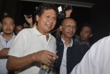 Mantan Wakil Gubernur Bali I Ketut Sudikerta (kedua kiri) dengan pengawalan petugas berjalan usai menjalani pemeriksaan di Polda Bali, Denpasar, Bali, Kamis (4/4/2019). Wagub Bali periode 2013-2018 tersebut resmi ditahan terkait kasus dugaan penipuan dan penggelapan tanah senilai Rp149 miliar. ANTARA FOTO/Fikri Yusuf/nym