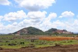 Suasana lokasi yang dicanangkan untuk pembangunan Smelter Grade Alumina Refinery (SGAR) di Desa Bukit Batu, Kabupaten Mempawah, Kalimantan Barat, Kamis (4/4). SGAR atau pabrik pemurnian grade alumina yang merupakan proyek sinergi antara PT Inalum (Persero) dan PT ANTAM Tbk tersebut ditargetkan mulai beroperasi pada 2020 serta akan memiliki kapasitas produksi hingga satu Juta ton per tahun. ANTARA FOTO/Jessica Helena Wuysang/wsj.