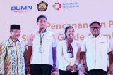 Menteri BUMN Rini Soemarno (kedua kanan) didampingi Dirut PT ANTAM Tbk Arie Prabowo Ariotedjo (kedua kiri), Ketua DPD Oesman Sapta Odang (kanan) dan Wakil Gubernur Kalbar Ria Norsan (kiri) berfoto bersama saat mencanangkan pembangunan Smelter Grade Alumina Refinery (SGAR) di Desa Bukit Batu, Kabupaten Mempawah, Kalimantan Barat, Kamis (4/4/2019). SGAR atau pabrik pemurnian grade alumina yang merupakan proyek sinergi antara PT Inalum (Persero) dan PT ANTAM Tbk tersebut ditargetkan mulai beroperasi pada 2020 serta akan memiliki kapasitas produksi hingga satu Juta ton per tahun. ANTARA FOTO/Jessica Helena Wuysang/wsj.