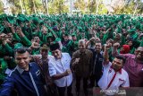  Rektor Universitas Malikussaleh (Unimal) Dr Herman Fihtra (kiri), Asisten 1 Setdakab Aceh Utara Dayan Albar (ketiga kiri) berfoto dengan sejumlah dosen dan mahasiswa Unimal usai pelepasan peserta KKN Pemberdayaan Pembelajaran Masyarakat (PPM) Tim II Angkatan XXV tahun 2019 di Lhokseumawe, Aceh, Sabtu (6/4/2019). Sebanyak 1.383 mahasiswa Unimal ditempatkan di 92 desa pedalaman daerah tertinggal untuk mendorong pembangunan dan SDM masyarakat di Aceh. (Antara Aceh/Rahmad)