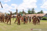 Himpunan Pemuda Pelestari Seni dan Budaya (HP2SB) Desa Miau Baru Pukau Asisten Pemkesra Kutim Suko Bouno, Kadis Kebudayaan Yusuf Samuel, Camat Kongbeng Furkani, Camat Muara Wahau Irang Ajang, Tokoh Adat dan Tokoh Masyarakat Desa Miau Baru dan tamu undangan lainnya dengan Tarian Hifan Pakan dan Hifau Sau. (Foto: Wak Hedir Humas Kutim)