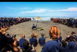 Sejumlah abdi dalem Keraton Yogyakarta berdoa saat Prosesi Labuhan Parangkusumo di Pantai Parang Kusumo, Bantul, DI Yogyakarta, Sabtu (6/4/2019). Prosesi adat yang dihadiri ribuan warga dan digelar setiap satu tahun sekali tersebut merupakan bentuk puji syukur kepada Tuhan Yang Maha Esa, sekaligus bagian dari rangkaian kegiatan peringatan Tingalan Dalem Jumenengan atau bertakhtanya Sri Sultan HB X sebagai Raja Keraton Yogyakarta. ANTARA FOTO/Andreas Fitri Atmoko/nym