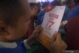 Warga binaan membaca leaflet berisi sosialisasi pelaksanaan Pemilu, 17 April di Lembaga Pemasyarakatan Klas IIB di Tulungagung, Tulungagung, Jawa Timur, Jumat (5/4/2019). Sosialisasi itu bertujuan meningkatkan partisipasi pemilih dan menekan angka golput dalam Pemilu, 17 April, khususnya di lingkungan LP. Antara Jatim/Destyan Sujarwoko/zk.