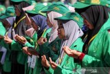 Mahasiswa Universitas Malikussaleh (Unimal) mengikuti doa bersama pada acara pelepasan peserta KKN Pemberdayaan Pembelajaran Masyarakat (PPM) Tim II Angkatan XXV tahun 2019 di Lhokseumawe, Aceh, Sabtu (6/4/2019). Sebanyak 1.383 mahasiswa Unimal ditempatkan di 92 desa pedalaman daerah tertinggal untuk mendorong pembangunan dan SDM masyarakat di Aceh. (Antara Aceh/Rahmad)