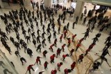 Warga menari 'Flash-Mob' di Ciputra World, Surabaya, Jawa Timur, Sabtu (6/4/2019). Kegiatan yang diikuti ratusan orang itu merupakan dukungan untuk capres-cawapres nomor urut 01 Jokowi-Maruf Amin. Antara Jatim/Didik Suhartono/zk