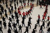 Warga menari 'Flash-Mob' di Ciputra World, Surabaya, Jawa Timur, Sabtu (6/4/2019). Kegiatan yang diikuti ratusan orang itu merupakan dukungan untuk capres-cawapres nomor urut 01 Jokowi-Maruf Amin. Antara Jatim/Didik Suhartono/zk