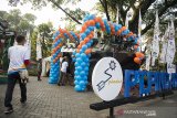 Pengunjung melintas disamping monumen Panser Anoa di Taman Cibeunying saat peringatan HUT ke-36 Pindad di Bandung, Jawa Barat, Sabtu (6/4). Monumen Panser Anoa yang didirikan tersebut merupakan sebagai wujud tanggung jawab sosial sekaligus sebagai simbol kebanggaan untuk warga Jawa Barat, khususnya Kota Bandung sebagai lokasi produsen alutsista buatan dalam negeri ini berada. ANTARA JABAR/M Agung Rajasa/agr