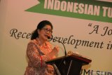 Menteri Kesehatan (Menkes) Nila Moeloek menyampaikan pemaparan saat 'Indonesian Tuberculosis International Meeting' di Surabaya, Jawa Timur, Sabtu (6/4/2019). Pertemuan itu mengangkat tema 'A Joined Force To Bring TB Down, Recent Development in The Diagnosis and Management of Tuberculosis'. Antara Jatim/Didik Suhartono/zk