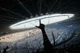 Sejumlah pendukung pasangan capres dan cawapres nomor urut 02, Prabowo Subianto dan Sandiaga Uno mengikuti kampanye akbar di Stadion Gelora Bung Karno, Senayan, Jakarta, Minggu (7/4/2019). ANTARA FOTO/Galih Pradipta/foc.
