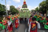 Sejumlah pemuda membawa gunungan berisi hasil bumi saat kirab budaya melewati rute yang telah ditentukan di Desa Dukuh, Kediri, Jawa Timur, Minggu (7/4/2019). Kegiatan yang diikuti warga setempat itu bertujuan mempromosikan desa Dukuh sebagai desa wisata dengan destinasi andalannya berupa sumber air Sugih Waras. Antara Jatim/Prasetia Fauzani/zk.